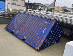 港務公司派吊車！處理天使輪貨櫃漂到林園區中門三號橋
