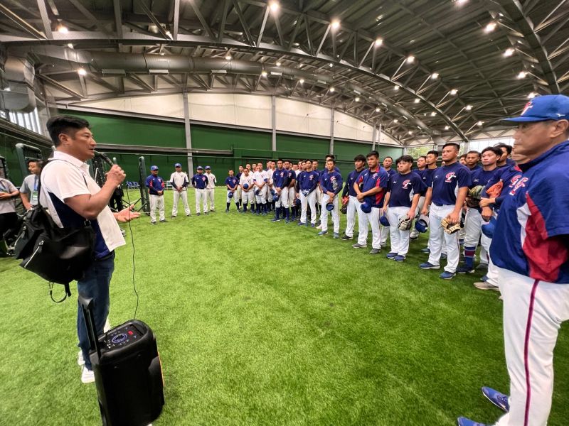 ▲中華棒協理事長辜仲諒慰勞U18中華隊、亞運成棒中華隊好手。（圖／棒協提供）