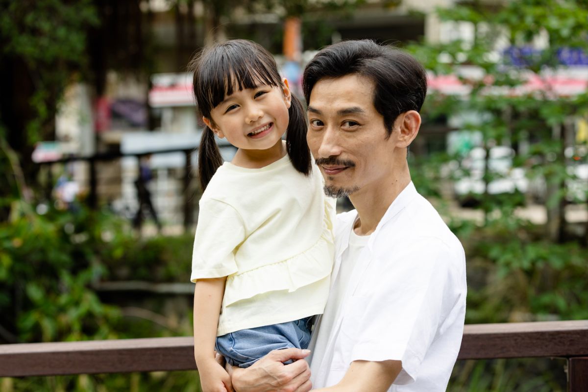 ▲滅火器樂團推出新歌〈給女兒〉，由陳竹昇（右）、紅豆妹演出MV。（圖／火氣音樂提供）