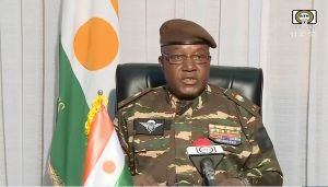 尼日政變領袖稱權力過渡最長3年　警告西非勿動武
