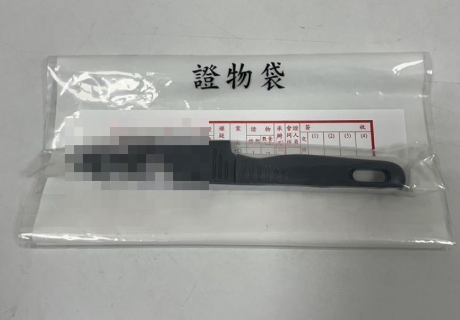 ▲28日晚間，北市和平東路二段，發生一起隨機傷人事件，28歲的黃姓女子手持水果刀、隨機拉扯路人，造成一名24歲的美籍女子肩膀被抓傷。（圖／翻攝畫面） 