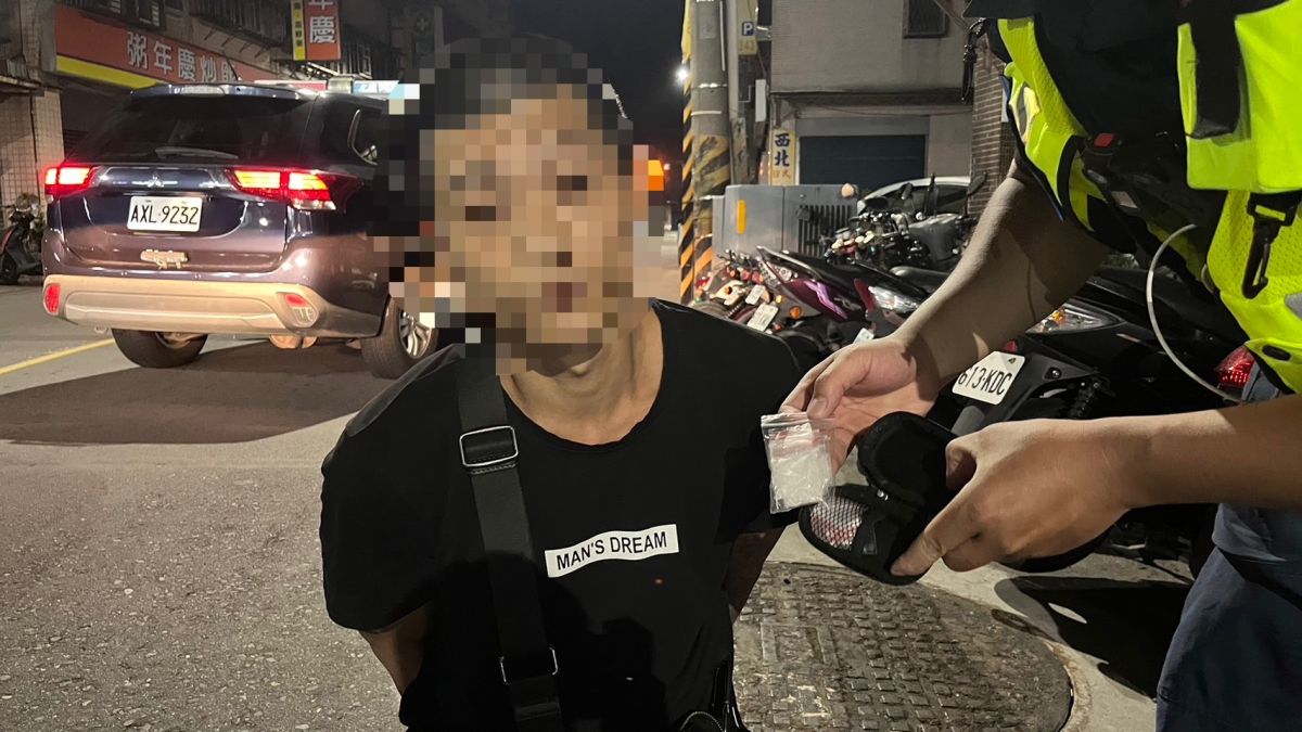 ▲員警見35歲的王姓男子神色慌張、形跡可疑，因此立即上前盤查，發現背包內藏有毒品。（圖／翻攝畫面）  