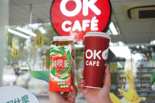 ▲OK攜手純喫茶玩創意，以經典紅茶與綠茶為基底，玩出新風味「醇奶茶」與「仲夏水果茶」。（圖／業者提供）