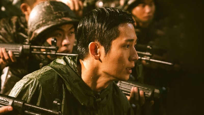▲丁海寅主演的韓劇《D.P：逃兵追緝令》第2季劇情更黑暗。（圖／Netflix）