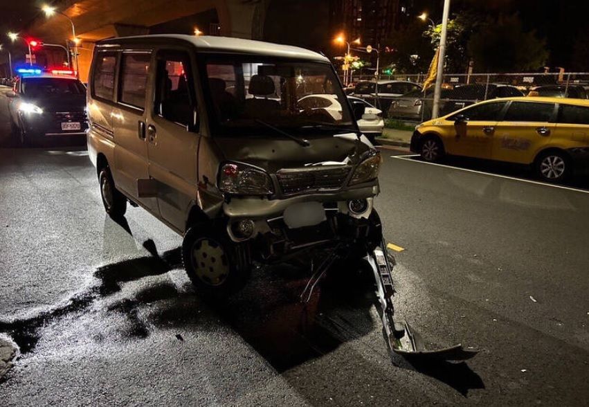 ▲郭男疑似因疲勞駕駛、未注意車前狀況，追撞前方的警用巡邏車，導致2名員警受輕傷。（圖／翻攝畫面）  