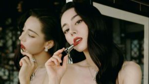 迪麗熱巴「全身包緊緊」還是性感逼人　傲人身材無所遁形
