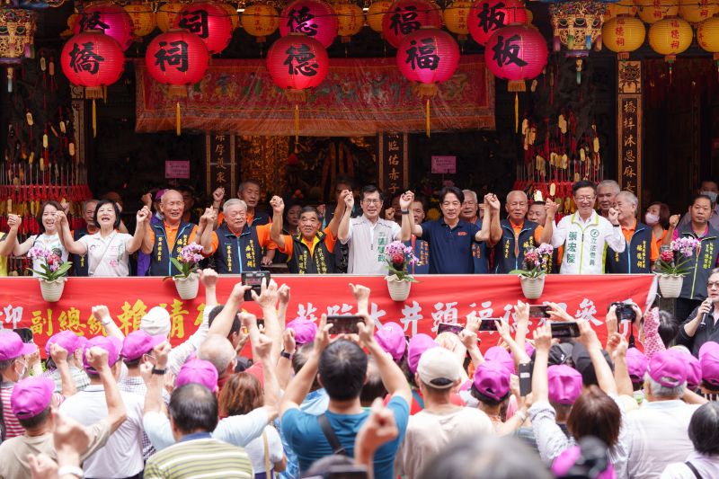 ▲賴清德到板橋在地信仰中心「大井頭福德祠」參香祈福。(圖/賴清德競選辦公室提供)
