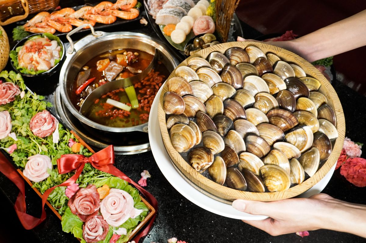 ▲3月憑身分證享優惠，共有11個餐飲品牌，其中馬辣集團推出憑身分證或健保卡對中「2、3、8」任二碼，到馬辣頂級麻辣鴛鴦火鍋選擇指定方案「特上和牛放題」，全桌可享「XXL東石大蛤吃到飽」。（圖／馬辣集團提供）