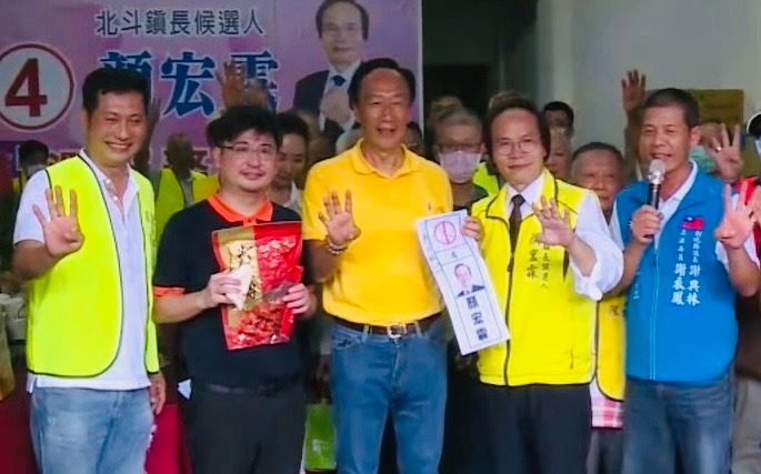 ▲彰化縣議長謝典林(左二)一路陪著郭台銘走訪北斗。(圖/翻攝顏宏霖臉書,2023.07.29)