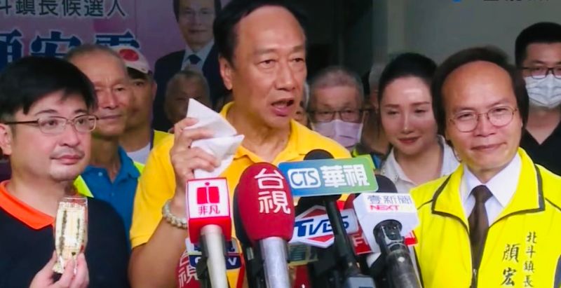 ▲郭董致詞時拿起兩顆洪瑞珍三明治舉例,呼籲地方要選懂行銷的人當鎮長。(圖/翻攝顏宏霖臉書,2023.07.29)