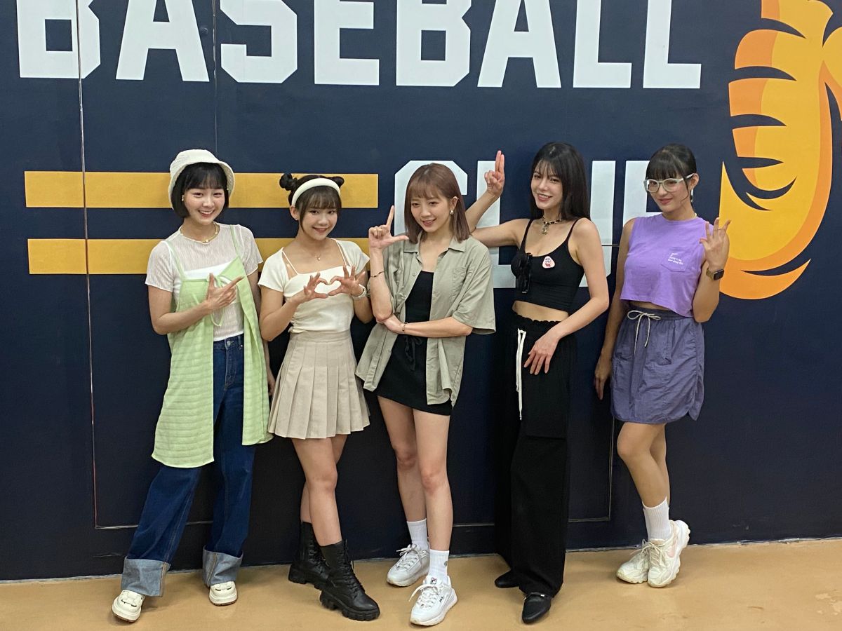 ▲中職明星賽百人女孩應援團，左起籃籃、奶昔、Yuki、凱蒂和口水。（圖／記者路皓惟攝）