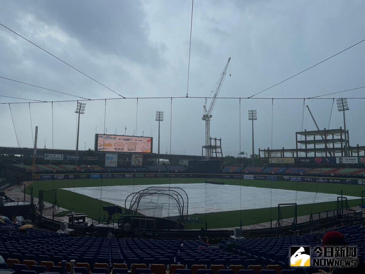 ▲中職明星賽下起大雷雨，球迷紛紛躲避。（圖／吳政紘攝）