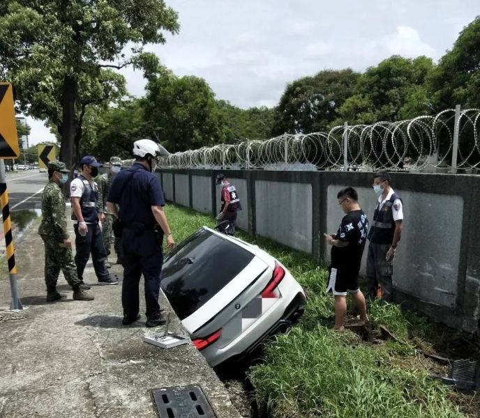 ▲孫姓男子連人帶車衝進排水溝。（圖／翻攝畫面）