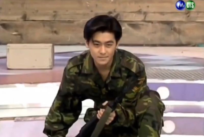 ▲林志穎20歲時就入伍當兵2年，中斷正當紅的演藝事業，卻一度在軍中表演時被阿兵哥噓爆。對此，林志穎也坦言自己曾難過一陣子。（圖／華視懷舊頻道YouTube）