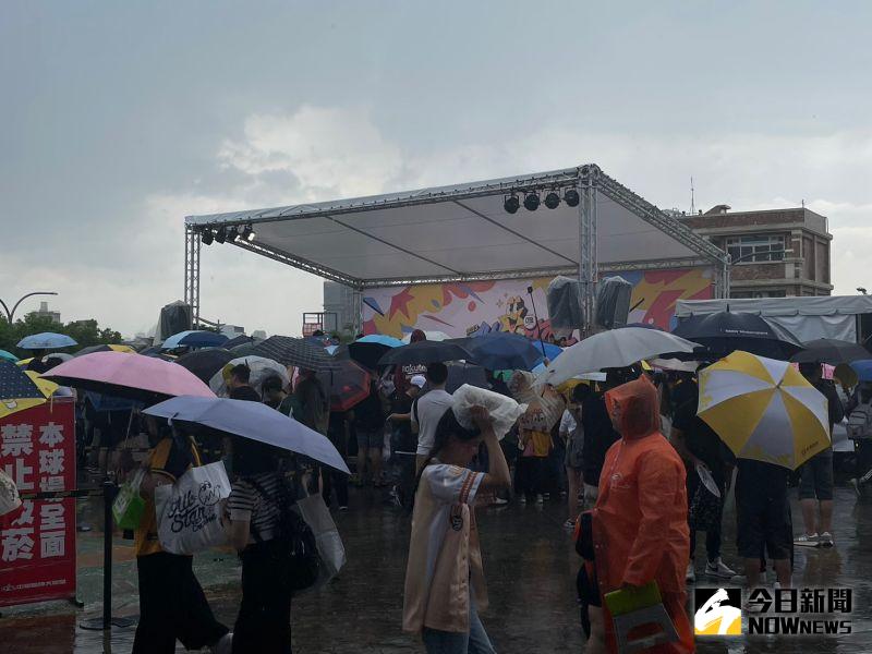 ▲中職明星賽下起大雷雨，球迷紛紛躲避。（圖／吳政紘攝）