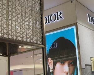 ▲邵雨薇在法國拍下Haerin代言精品品牌Dior的照片，傳給喜歡NewJeans的男友吳慷仁。（圖／翻攝自吳慷仁臉書）