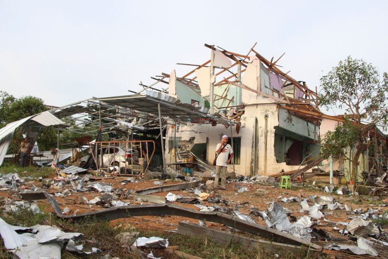 ▲泰國南部那拉提瓦府（Narathiwat）今（29）日一處煙花工廠倉庫發生爆炸，目前已知造成至少9人死亡、114人受傷，周遭超過150棟房屋嚴重毀損。（圖／美聯社／達志影像）