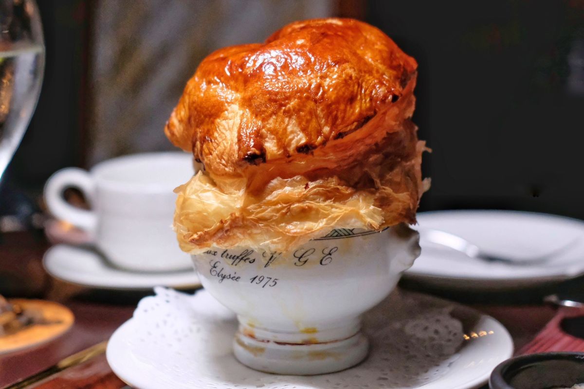 ▲酥皮濃湯為何總是用「雙獅頭碗」來盛裝，除了美觀還有其他原因，而發明者是名廚保羅博庫斯（Paul Bocuse）。（圖／記者葉盛耀攝）