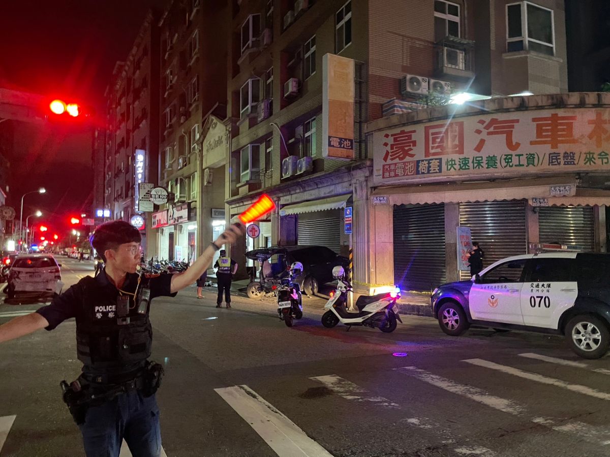 ▲本月29日晚間，新北蘆洲發生酒駕案件，莊男見警方到場竟企圖落跑，高速駛離並擦撞路邊停車，以致失控自撞進騎樓，過程中也導致員警受傷。（圖／翻攝畫面）  