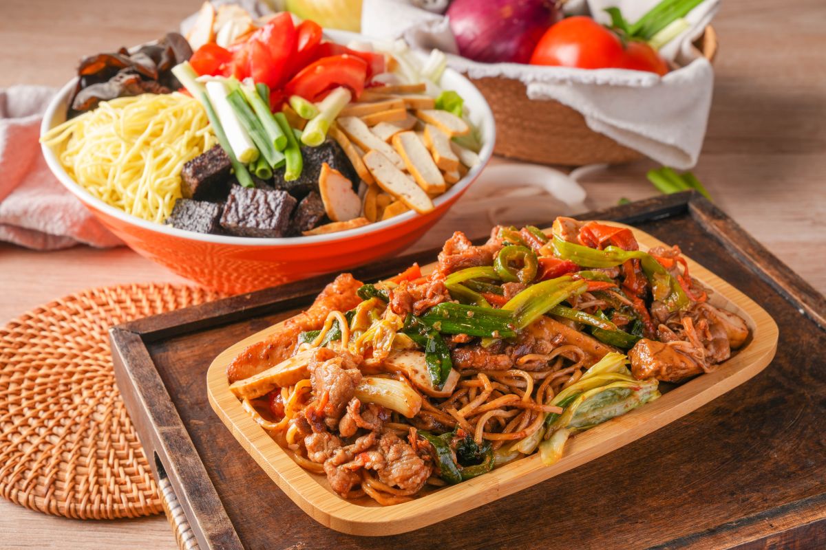 ▲築崎相撲鍋物8月1日起在台中北屯開設旗艦店，開幕3天祭出火鍋吃到飽139元、蒙古烤肉無限吃加購價139元。（圖／業者提供）