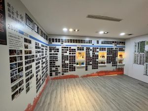 ▲「河岸留言」也特別舉辦「小河23事回顧展」，歷年來經典的演出精彩時刻，超過1000張珍貴照片，透過照片紀錄回顧熱血時代。（圖／河岸留言提供）