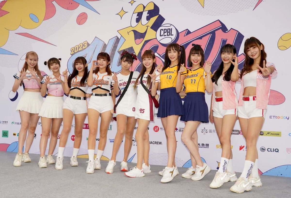▲中職啦啦隊女孩簽名會，各隊啦啦隊一字排開。（圖／吳政紘攝）