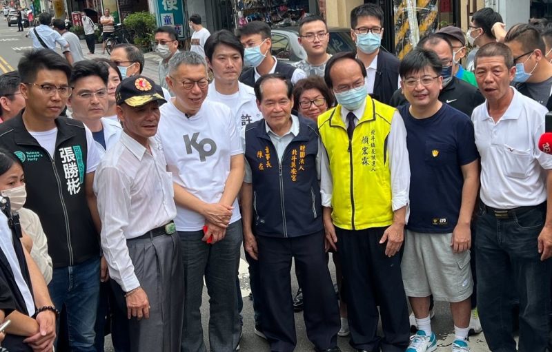 ▲繼昨天郭台銘之後，柯文哲今在北斗與國民黨議長謝典林（右）、無黨籍鎮長候選人顏宏霖同框。（圖／翻攝顏宏霖臉書，2023.07.30）