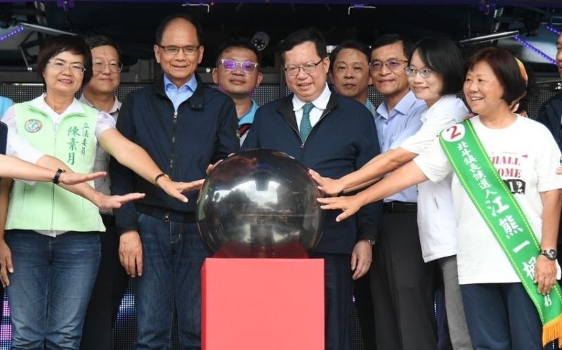 ▲立法院長游錫堃、行政院副院長鄭文燦參加「全國商圈嘉年華會」,為吳音寧、江熊一楓兩位女將助聲勢。(圖/行政院中辦提供,2023.07.30)