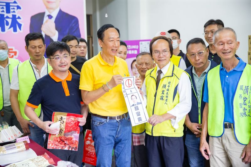 ▲謝典林(左前)昨陪郭台銘拜訪顏宏霖總部。(圖/翻攝顏宏霖臉書,2023.07.30)