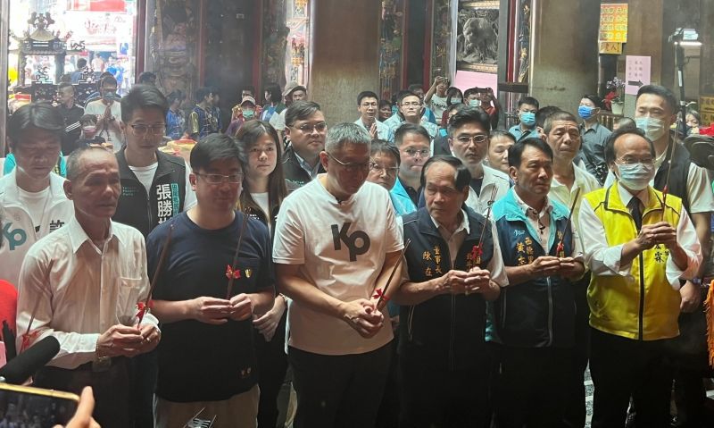 ▲謝典林、北斗鎮長候選人顏宏霖陪同柯文哲到北斗奠安宮參拜。(圖/翻攝顏宏霖臉書,2023.07.30)