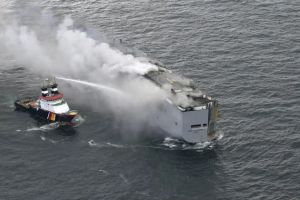 電動車害燒！貨船荷蘭外海起火　強風延誤拖吊作業
