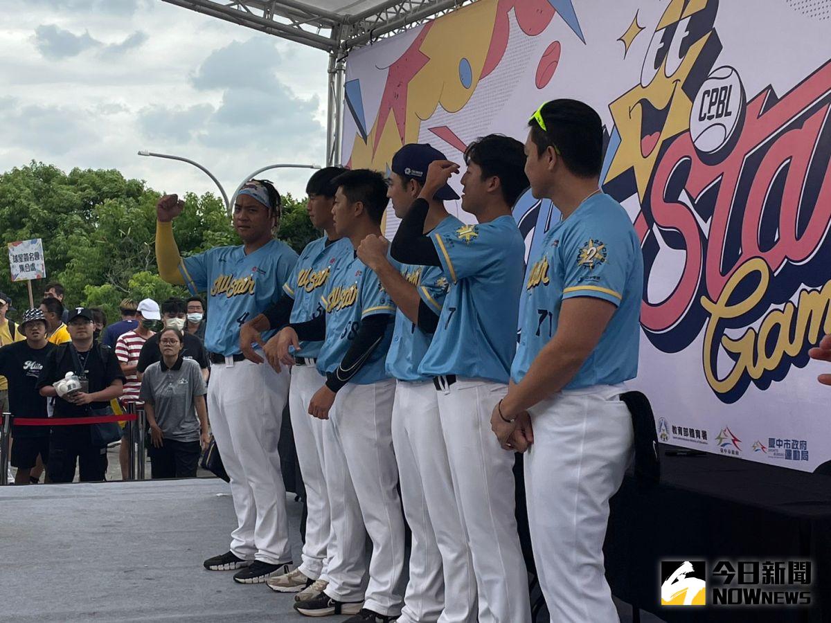 ▲中職明星賽前日因雨順延，今天人潮依舊兇猛。（圖／吳政紘攝）
