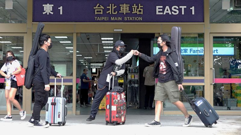 ▲黑袍樂團成員皆為印尼移工，彼此居住地分布在台灣各工業區，如果要到台北表演，都是背著樂器先在台北車站集合。（圖／攝影康仲誠攝，2023.05.20）