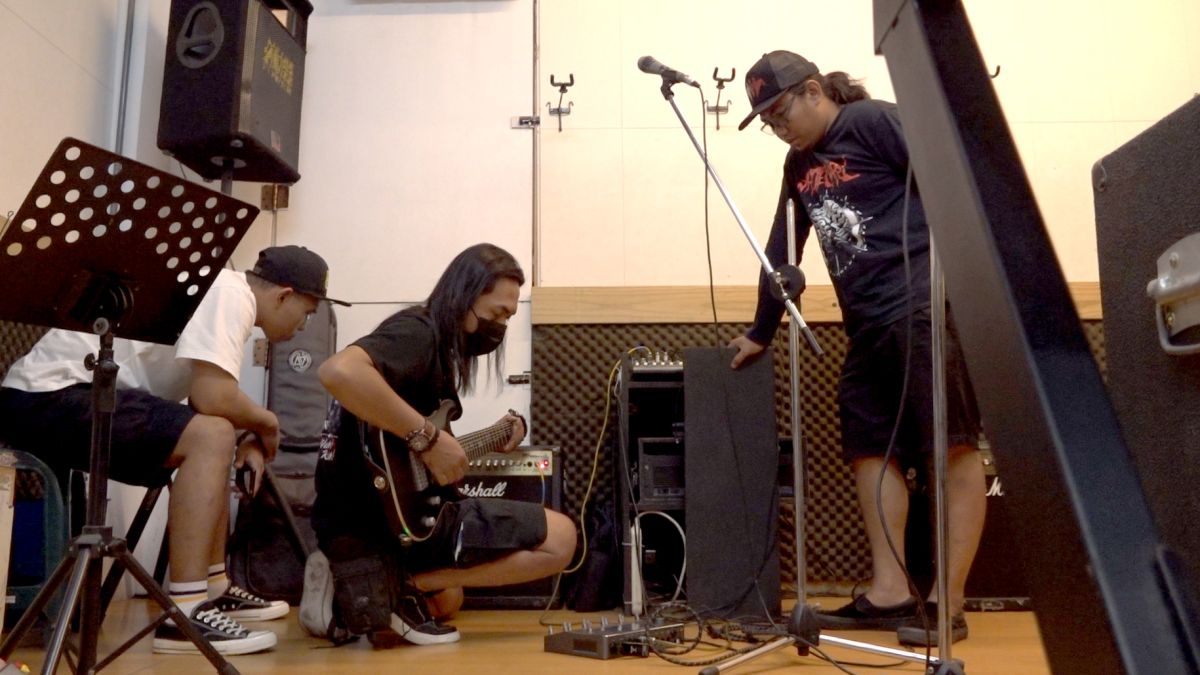 ▲黑袍樂隊於嘉義市動力樂器行的練團室練習。（圖／記者康仲誠攝，2023.06.10）