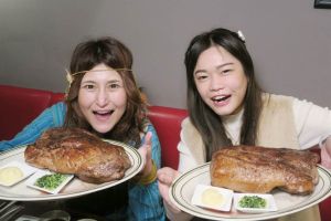 ▲女大胃王佐藤Angela(左)食量驚人,前男友曾說她很丟臉。(圖 / 翻攝於網路) ▲女大胃王佐藤Angela(左)食量驚人,前男友曾說她很丟臉。(圖 / 翻攝於網路)