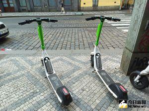 ▲布拉格街頭，隨處可見共享單車與共享電動滑板車。（圖／記者許若茵攝）