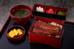 2023夏季「土用丑日」7月30日 日本人吃鰻魚飯消暑補元氣由來曝 ▲夏季「土用丑日」要吃的鰻魚飯,多會裝入漆器容器。(圖/大江戶町鰻屋提供)