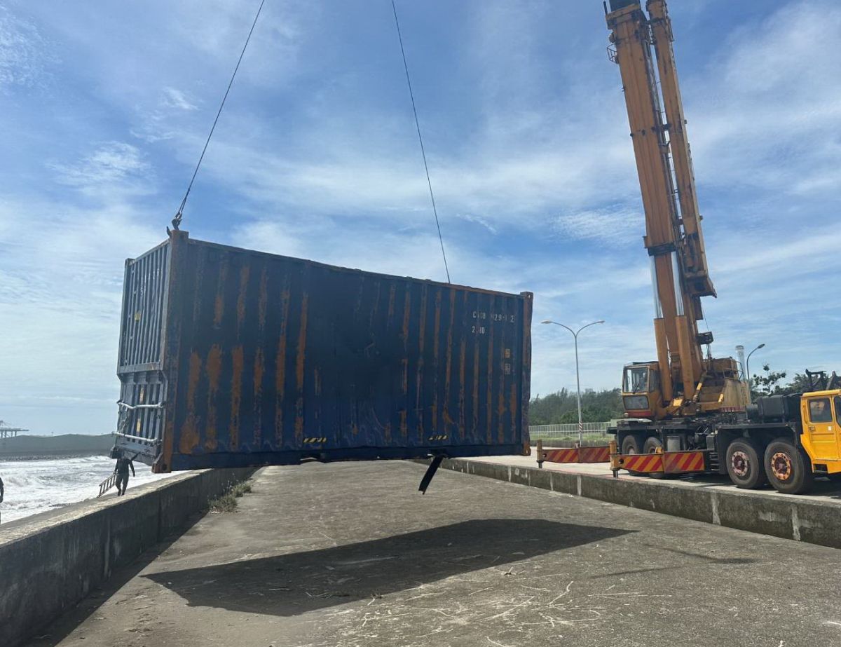 ▲台灣港務公司進行帛琉籍天使號貨櫃輪貨櫃吊離工作。(圖／高雄港務分公司提供)