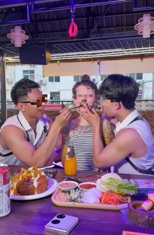 ▲雲南一間主打「猛男服務」的泰式餐廳在中國社群媒體與網路上獲得高度關注及流量，但也因此遭當局查緝吊銷營業執照。（圖／翻攝自微博）