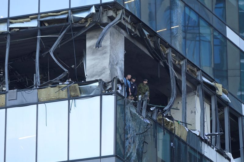 ▲俄羅斯指控烏克蘭30日利用無人機攻擊莫斯科2棟金融大樓，造成建築物外觀受損。（圖／美聯社／達志影像）
