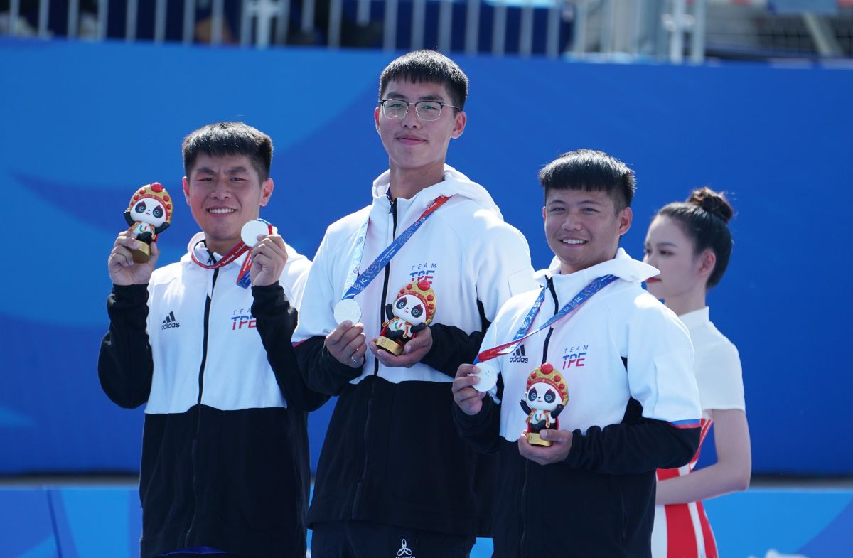 ▲中華隊反曲弓男團拿下世大運隊史第5面銀牌、連4屆都囊獲銀牌，圖為3位選手郭昱承、張譯中和楊宗翰。（圖／大專體總提供）