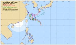 ▲中度颱風「卡努」今早各國預測路徑出現變動，主要分為「西行中國派」以及「北轉日本派」。（圖／翻攝網路）