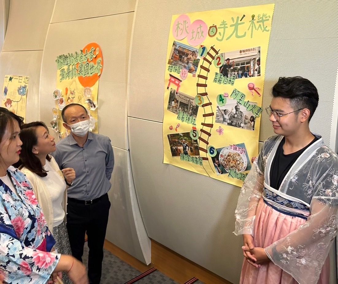 ▲立法委員羅美玲（左2）及內政部移民署主任秘書謝文忠出席（左3）與優勝組別學員進行「在地一日輕旅行地圖」互動。（圖／移民署提供）