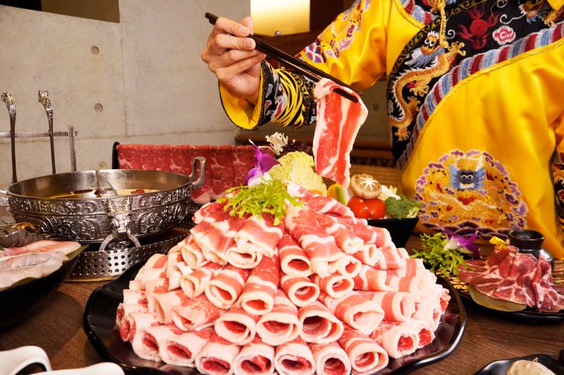 ▲「問鼎」現場備有精美龍、鳳袍等多款宮廷服飾,可以讓爸爸父親節體驗當皇帝的感覺。(圖/馬辣集團提供)