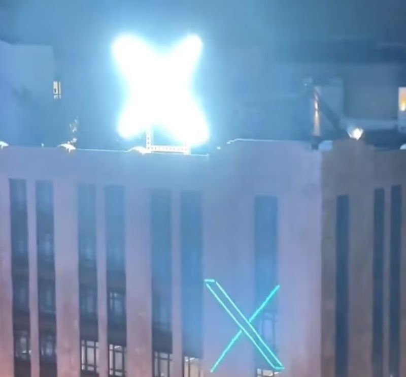 ▲億萬富豪馬斯克日前將社群媒體推特（Twitter）更名為X，位於美國加州舊金山的總部頂樓已裝上一個巨大、閃閃發光的新Logo。（圖／翻攝自每日郵報）