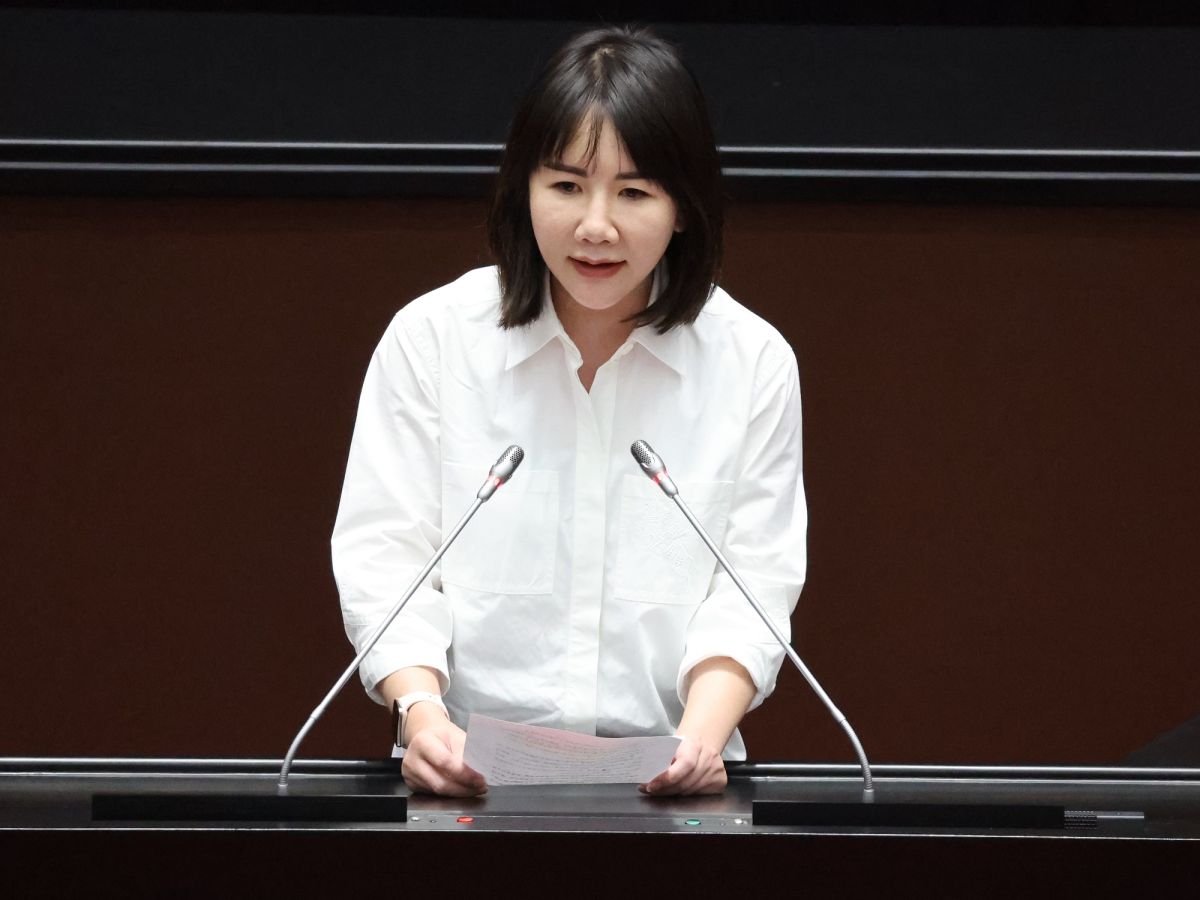 ▲力挺郭台銘的謝典林昨深夜無預警宣布退黨，據悉身為謝典林胞姊的謝衣鳳，在昨日得知謝典林要發聲明時，就提前預告將於今現身完整說明。（圖／翻攝謝衣鳳臉書）