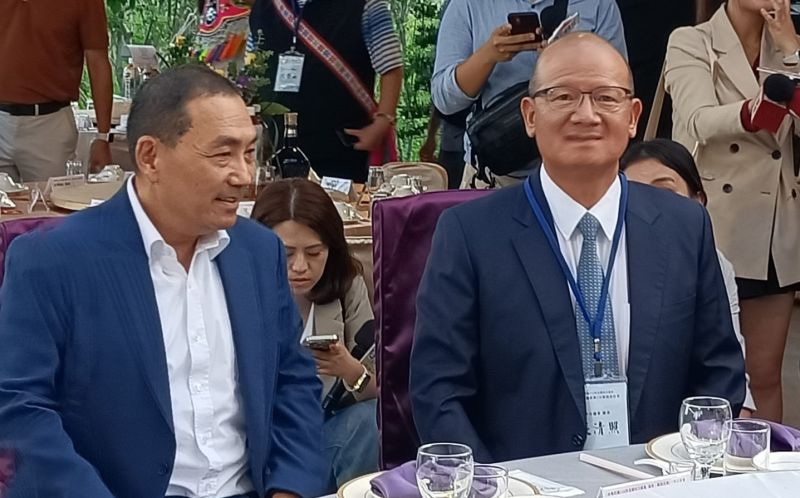 ▲張清照(右)表示,自己支持國民黨提名的總統參選人侯友宜,至始至終未改變立場。(圖/翻攝張清照臉書,2023.07.31)