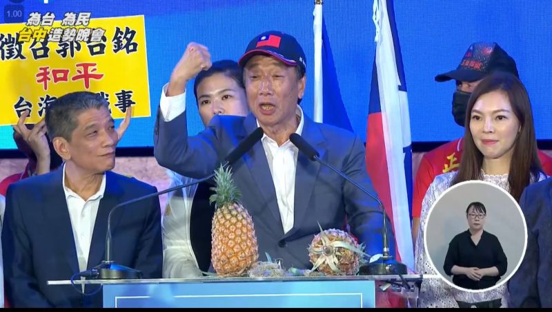 ▲何勝豐(左)長期與郭台銘交好,是本屆第一位宣佈退出國民黨的地方議長。(資料畫面/翻攝郭台銘臉書,2023.07.31)