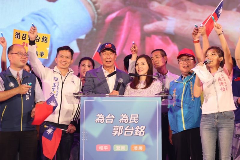 ▲郭台銘5月11日台中造勢晚會,彰化新人溫宗諭被安排站在郭台銘旁邊,重要性不言可喻。(資料畫面/郭台銘辦公室提供,2023.07.31)