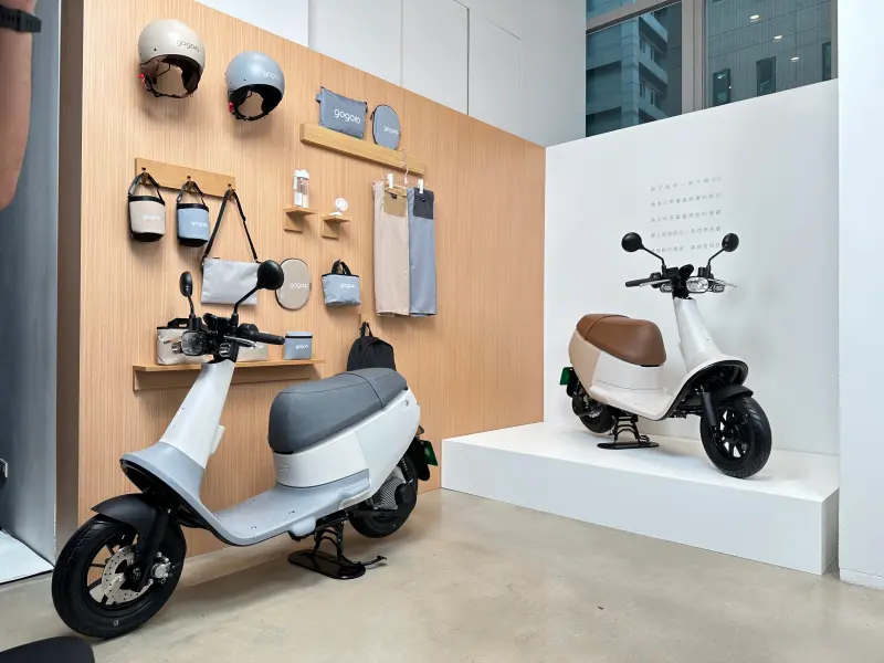 ▲Gogoro X MUJI 跨界合作推出兩款聯名車款，由設計大師深澤直人特調「原色棕」、「原色灰」兩款車色，頗具質感，VIVA ME售價4萬9980元，同步有7款同配色配件。（圖／周淑萍攝）